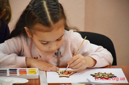 У Житомирі для дітей провели майстер-клас із розпису новорічних іграшок