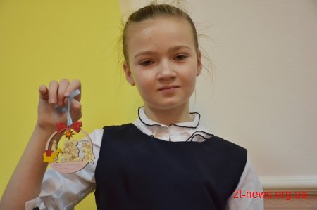У Житомирі для дітей провели майстер-клас із розпису новорічних іграшок