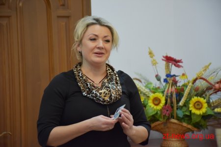 У Житомирі для дітей провели майстер-клас із розпису новорічних іграшок