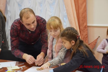 У Житомирі для дітей провели майстер-клас із розпису новорічних іграшок