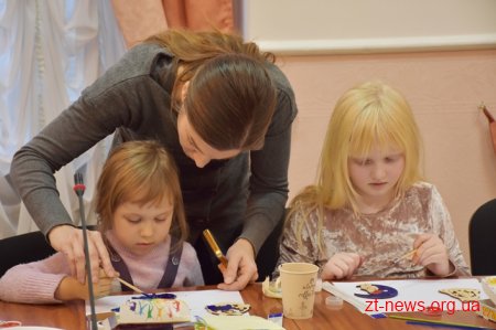 У Житомирі для дітей провели майстер-клас із розпису новорічних іграшок