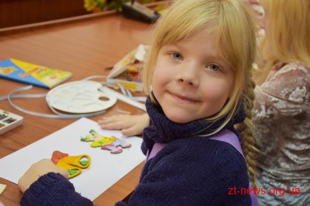 У Житомирі для дітей провели майстер-клас із розпису новорічних іграшок
