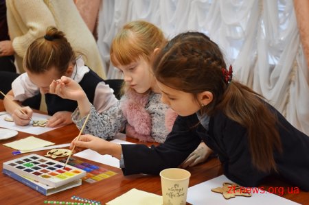 У Житомирі для дітей провели майстер-клас із розпису новорічних іграшок