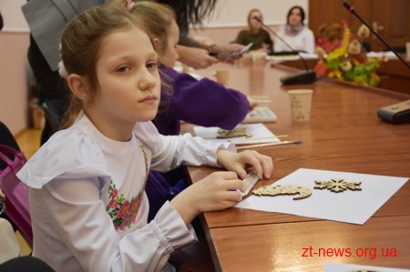У Житомирі для дітей провели майстер-клас із розпису новорічних іграшок