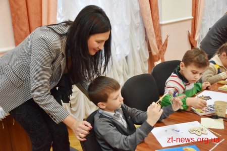 У Житомирі для дітей провели майстер-клас із розпису новорічних іграшок
