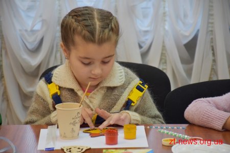 У Житомирі для дітей провели майстер-клас із розпису новорічних іграшок