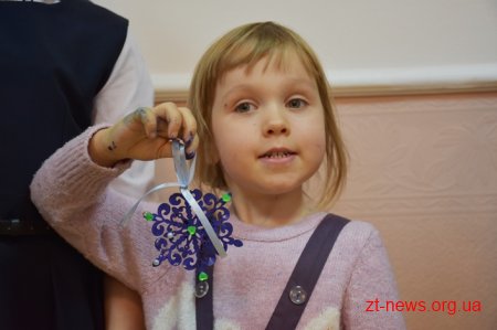У Житомирі для дітей провели майстер-клас із розпису новорічних іграшок