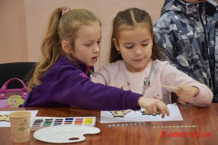 У Житомирі для дітей провели майстер-клас із розпису новорічних іграшок