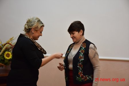 У Житомирі для дітей провели майстер-клас із розпису новорічних іграшок