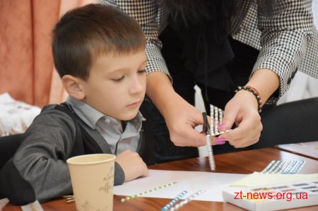 У Житомирі для дітей провели майстер-клас із розпису новорічних іграшок