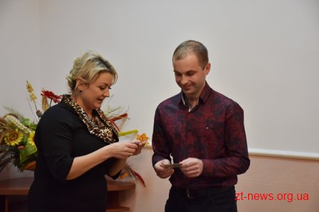 У Житомирі для дітей провели майстер-клас із розпису новорічних іграшок