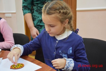У Житомирі для дітей провели майстер-клас із розпису новорічних іграшок