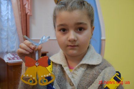 У Житомирі для дітей провели майстер-клас із розпису новорічних іграшок