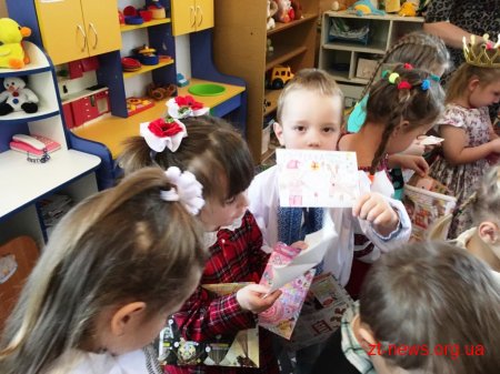 Діти вогнеборців та малюки, які мешкають у радіаційно-забруднених зонах, отримали новорічні подарунки