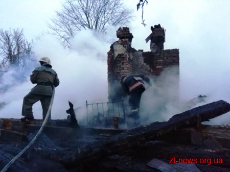 Під час пожежі в дерев'яному будинку на Житомирщині загинуло двоє людей