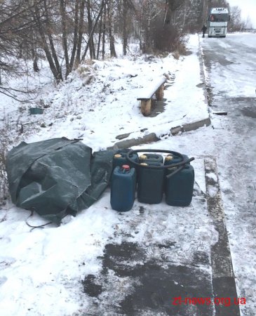 На узбіччі автодороги Київ-Ковель правоохоронці виявили нелегальну заправку