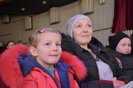 Для 800 дітей з Житомирщини влаштували свято у драмтеатрі