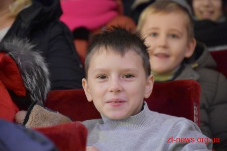 Для 800 дітей з Житомирщини влаштували свято у драмтеатрі
