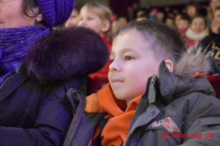 Для 800 дітей з Житомирщини влаштували свято у драмтеатрі