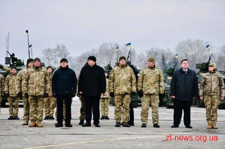 Президент Петро Порошенко на Житомирщині передав техніку військовим