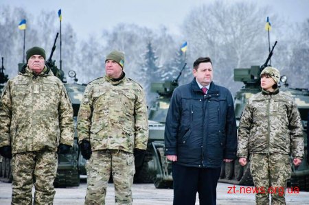 Президент Петро Порошенко на Житомирщині передав техніку військовим