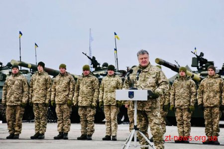 Президент Петро Порошенко на Житомирщині передав техніку військовим