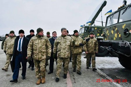 Президент Петро Порошенко на Житомирщині передав техніку військовим