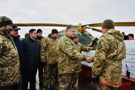 Президент Петро Порошенко на Житомирщині передав техніку військовим
