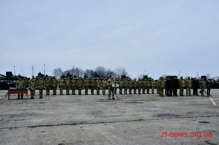 Президент Петро Порошенко на Житомирщині передав техніку військовим