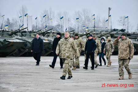 Президент Петро Порошенко на Житомирщині передав техніку військовим