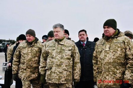 Президент Петро Порошенко на Житомирщині передав техніку військовим