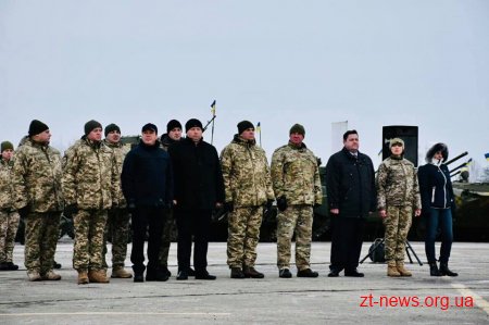 Президент Петро Порошенко на Житомирщині передав техніку військовим