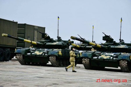 Президент Петро Порошенко на Житомирщині передав техніку військовим
