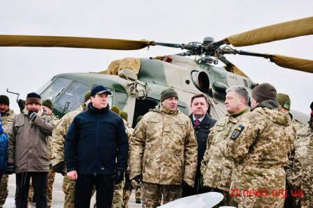 Президент Петро Порошенко на Житомирщині передав техніку військовим