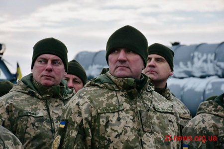 Президент Петро Порошенко на Житомирщині передав техніку військовим