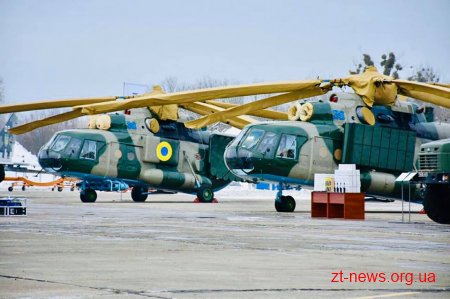 Президент Петро Порошенко на Житомирщині передав техніку військовим