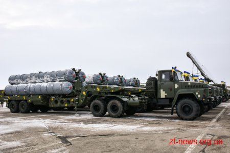 Президент Петро Порошенко на Житомирщині передав техніку військовим
