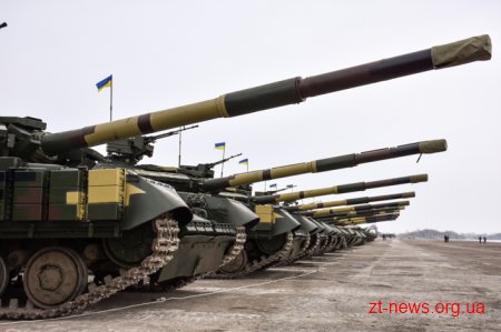 Президент Петро Порошенко на Житомирщині передав техніку військовим