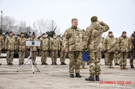 Президент Петро Порошенко на Житомирщині передав техніку військовим
