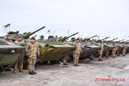 Президент Петро Порошенко на Житомирщині передав техніку військовим