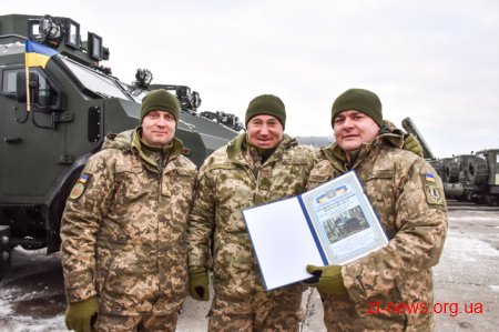 Президент Петро Порошенко на Житомирщині передав техніку військовим