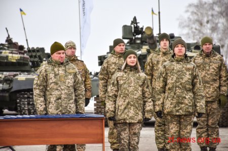 Президент Петро Порошенко на Житомирщині передав техніку військовим
