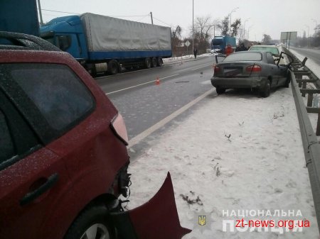 На трасі Київ – Чоп зіткнулися три легковики і вантажівка: 22-річний хлопець помер у лікарні