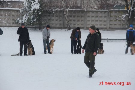 У Житомирі поліцейські нагородили учасників кінологічного клубу подяками та солодкими подарунками