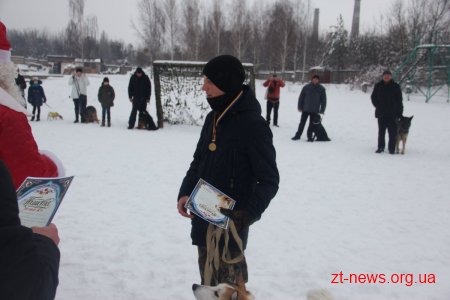 У Житомирі поліцейські нагородили учасників кінологічного клубу подяками та солодкими подарунками
