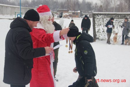 У Житомирі поліцейські нагородили учасників кінологічного клубу подяками та солодкими подарунками