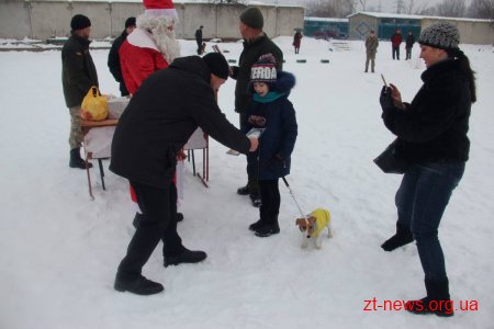 У Житомирі поліцейські нагородили учасників кінологічного клубу подяками та солодкими подарунками