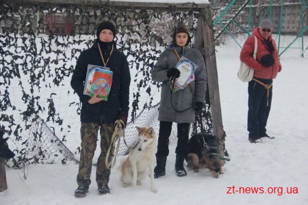 У Житомирі поліцейські нагородили учасників кінологічного клубу подяками та солодкими подарунками