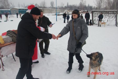 У Житомирі поліцейські нагородили учасників кінологічного клубу подяками та солодкими подарунками