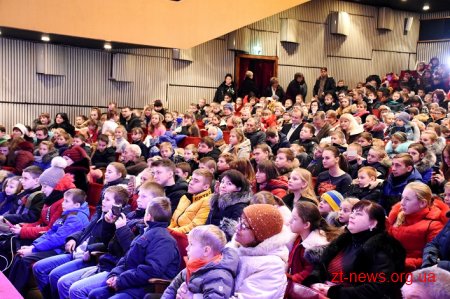 У Житомирі влаштували новорічне свято для тисячі дітей з різних районів області